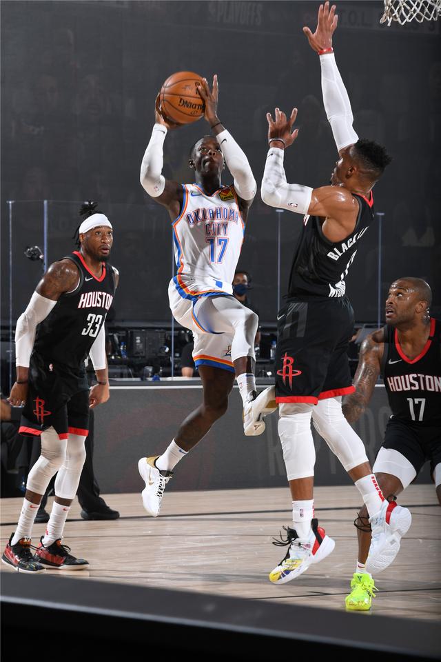 踢球者：诺伊尔至少缺阵两场，乌尔比希已经伤愈将会首发.